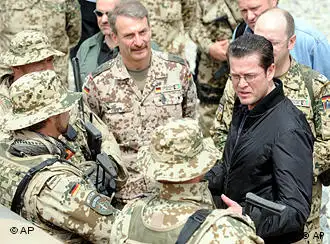 古腾贝格2010年4月中旬在阿富汗访问德国士兵