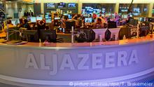 ARCHIV - Journalisten arbeiten am 05.06.2012 in Doha, der Hauptstadt von Katar, in einem Newsroom des arabischen Nachrichtensenders Al-Dschasira. Al-Dschasira gerät immer stärker unter Druck: Nach dem Katar-Boykott will jetzt auch Israel das Büro des arabischen Senders schließen und die Ausstrahlung unterbinden. Doch das umzusetzen, könnte länger dauern. (zu dpa «Unterstützer des Terrors»: Auch Israel will Al-Dschasira schließen vom 07.08.2017) Foto: Tim Brakemeier/dpa +++(c) dpa - Bildfunk+++ | Verwendung weltweit