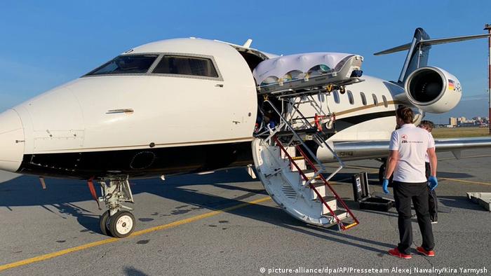 Транспортировка оппозиционного политика Алексея Навального на самолете, присланном за ним из Германии.