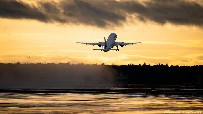 Germany, a plane taking off from Frankfurt airport (picture-alliance/dpa/A. Arnold)