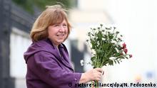 26.08.2020, Belarus, Minsk: MINSK, BELARUS - AUGUST 26, 2020: Nobel prize laureate, Belarusian writer and journalist Svetlana Alexievich, summoned for questioning over the formation of the Coordination Council of Belarus, holds flowers outside the offices of the Belarusian Investigative Committee. The announcement of the results of the 2020 Belarusian presidential election has sparked mass protests in Minsk and major cities across Belarus. Natalia Fedosenko/TASS Foto: Natalia Fedosenko/TASS/dpa |