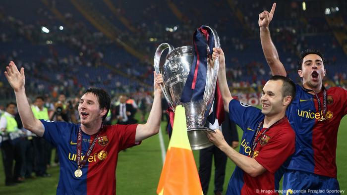 Fußballspieler Lionel Messi mit Champions League Trophäe 2009