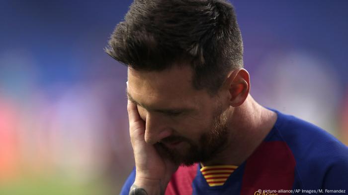 Fußballspieler Lionel Messi nach niederlage gegen Bayern München 2020 (picture-alliance/AP Images/M. Fernandez)