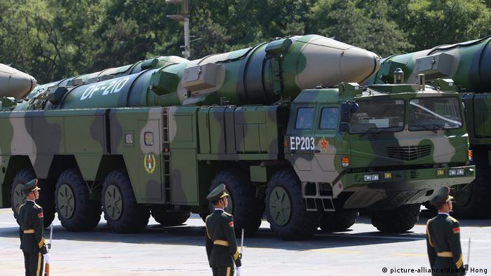 China | DF-21D Raketensystem während Militärparade (picture-alliance/dpa/W. Hong)