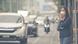 Thailand Frau mit Atemschutzmaske steht im Smog am Strassenrand in Bangkok Thailand Frau mit Atemschutzmaske steht im Smog am Strassenrand in Bangkok