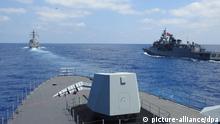 26.08.2020,Türkei/Griechenland Der US-Zerstörer «USS Winston S. Churchill» (hinten, l) führt zusammen mit den türkischen Kriegsschiffen «TCG Barbaros» (vorne) und «TCG Burgazada» ein gemeinsames Manöver im östlichen Mittelmeer durch. Die USA hatten erst in dieser Woche auch Manöver mit der griechischen Marine durchgeführt. Foto: Uncredited/Turkish Defense Ministry/AP Pool/dpa - ACHTUNG: Nur zur redaktionellen Verwendung und nur mit vollständiger Nennung des vorstehenden Credits +++ dpa-Bildfunk +++ |
