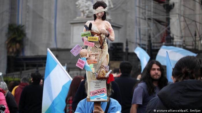 Protesta ante el Parlamento contra la reforma judicial en Argentina.