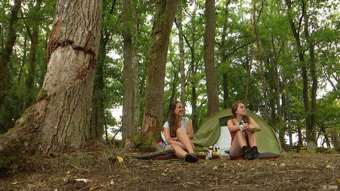Heiße Junge Lesbische Mädchen Sind Damit Beschäftigt, In Den Wald Heiße Junge Lesbische Mädchen Sind Damit Beschäftigt, In Den Wald