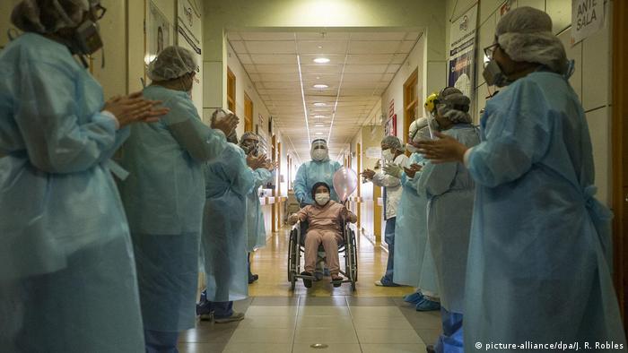 Hospital en Lima, Perú: trabajadores médicos aplauden a una niña de 10 años que salió curada de una neumonía.