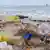 Lixo plástico em praia do Mar Negro, na Ucrânia