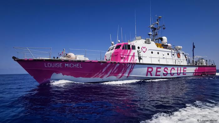 A boat painted in pink by Banksy with word RESCUE and name Louise Michel (Louise Michel)