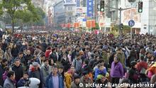 Menschenmassen auf der Lu Nanjing Road, größte Einkaufsstraße von Shanghai, China, Asien | Verwendung weltweit, Keine Weitergabe an Wiederverkäufer.