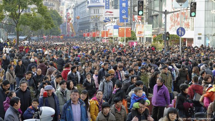 China Shanghai | Menschenmenge in Einkaufsstraße