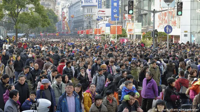 China Shanghai | Menschenmenge in Einkaufsstraße