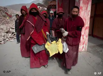 藏族僧侣正将死者抬出