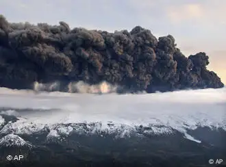 A massive cloud of ash rises from Iceland's Eyjafjallajokull volcano