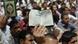 Muslimbrüder bei Demos in Kairo mit dem Koran in der Hand (Foto: AP) Muslimbrüder bei Demos in Kairo mit dem Koran in der Hand (Foto: AP)