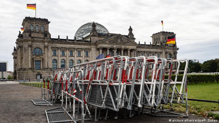 Vorbereitungen vor dem Berliner Reichstag auf die Proteste gegen Corona-Beschränkungen