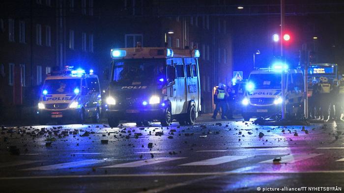 سيارات الشرطة السويدية لم تسلم من مقذوفات المتظاهرين