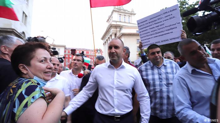 Освен с вдигнатия юмрук и служебните си правителства Румен Радев