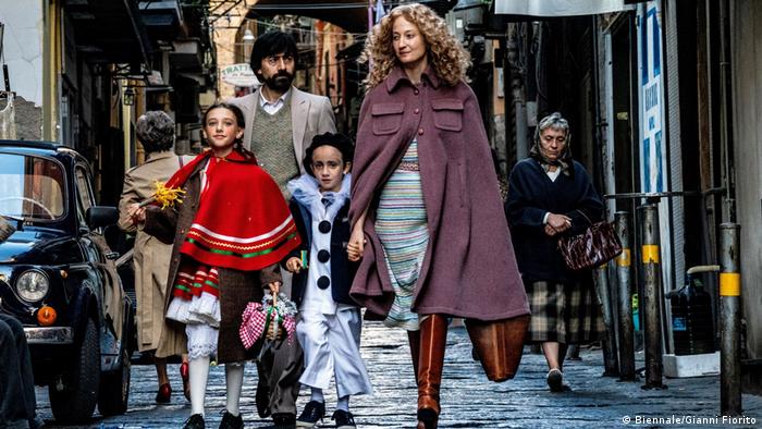 Luigi Lo Cascio und Alba Rohrwacher im Film Lacci mit Kindern auf den Straßen Neapels (Biennale/Gianni Fiorito)