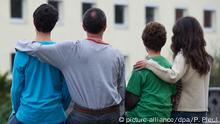 ARCHIV - Eine syrische Familie sitzt vor einem Asylwohnheim der Zentralen Ausländerbehörde des Landes Brandenburg am 22.10.2012 in Eisenhüttenstadt (Brandenburg). (zu dpa Stolperstein Familiennachzug: Wie Flüchtlinge mit dem Dilemma leben vom 28.01.2018) Foto: Patrick Pleul/dpa-Zentralbild/dpa +++(c) dpa - Bildfunk+++ | Verwendung weltweit