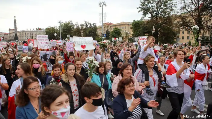 Belarus Demo von Frauen gegen Polizeigewalt in Minsk