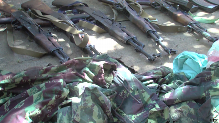 Mosambik Militäruniformen und Waffen des Typs ak-47