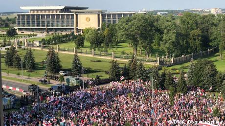 Belarus Protestmarsch vor dem Präsidentenpalast in Minsk (DW/A. Boguslawskaja)