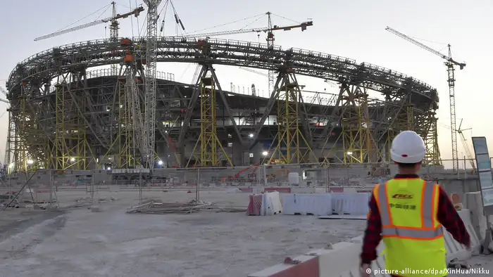 تشييد منشآت كأس العالم 2022 في قطر يقع على عاتق العمال الأجانب