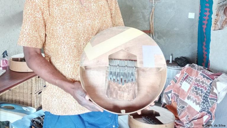 Mo Instrumento O músico moçambicano que reinventa instrumentos tradicionais