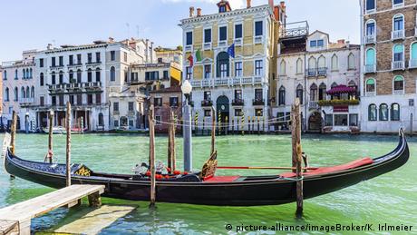 Препълнени площади улици музеи Препълнени мостове корабчета и магазини Така