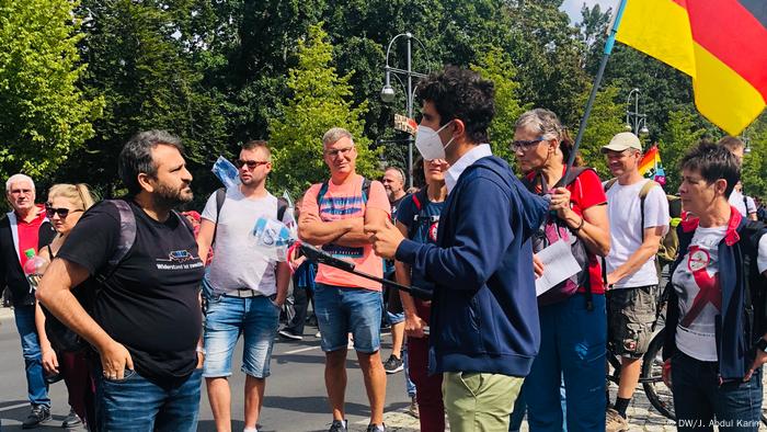 Jaafar Abdul Karim im Gespräch mit Demonstranten gegen Corona-Maßnahmen am Samstag (29.08.) in Berlin