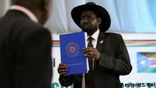 31.08.2020
South Sudan's President Salva Kiir Mayardit holds a copy of a signed peace agreement between Sudan and five key rebel groups, a significant step towards resolving deep-rooted conflicts that raged under former leader Omar al-Bashir, in Juba, South Sudan August 31, 2020. REUTERS/Samir Bol