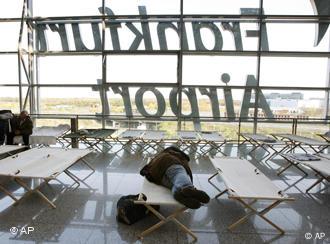 Pasajeros durmiendo en el Aeropuerto de Fráncfort.