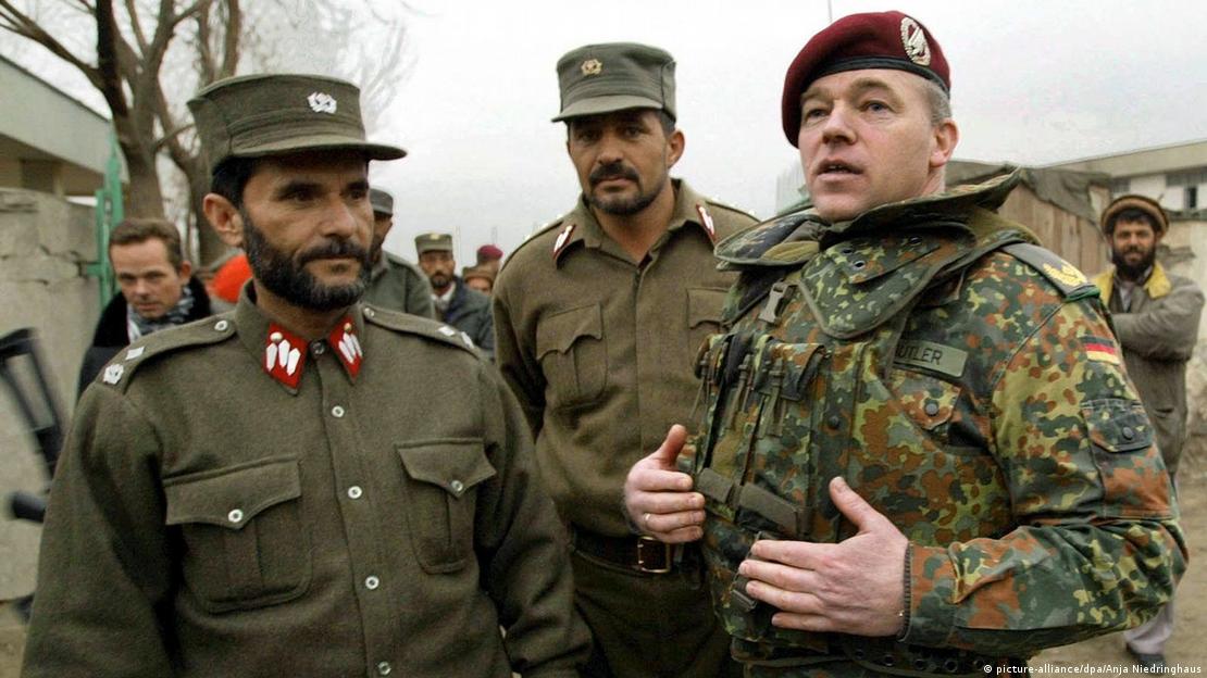 Policiais afegãos e um general alemão em Cabul em 2002