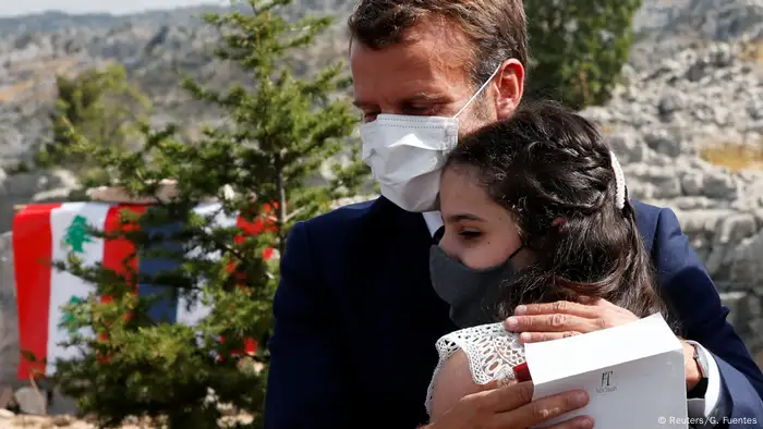 Libanon | Emmanuel Macron umarmt eine betroffene der Explosion in Beirut