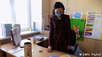 Вчителька в захисній масці у львівській школі