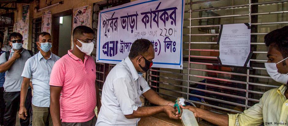 বাস মালিকদের দাবি, অর্ধেক যাত্রী নিয়ে চলতে হলে ভাড়াও বাড়াতে হবে৷