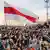 Історичний національний прапор Білорусі на протестах в Мінську