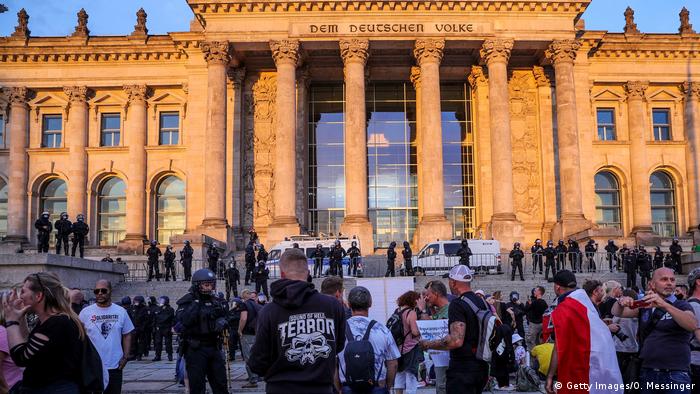 Berlin | Demonstration gegen Corona Maßnahmen am Reichstagsgebäude (Getty Images/O. Messinger)