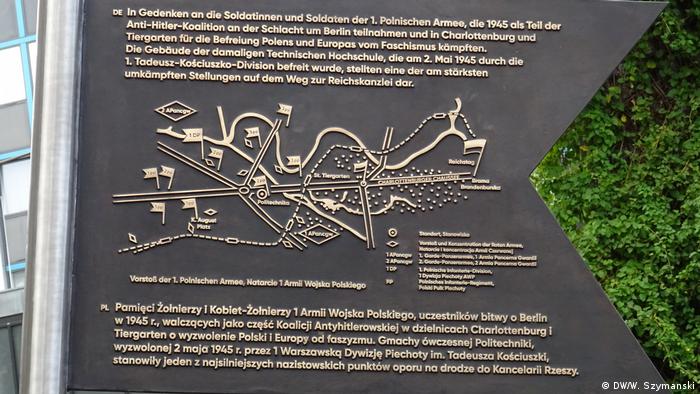 Durante mucho tiempo no hubo en Berlín un lugar para recordar a las víctimas polacas de la guerra. Pero en septiembre de 2020 esta placa fue inaugurada en Charlottenburg en memoria de las tropas polacas que participaron en la batalla de Berlín en 1945. Y en octubre, el Parlamento aprobó una resolución para levantar un monumento en memoria de los seis millones de polacos víctimas del nazismo.