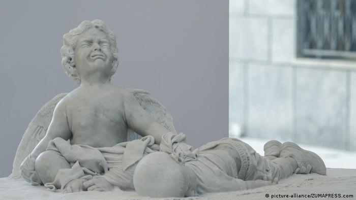 Скульптура памяти Айлана Курди, Рим