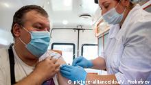 01.09.2020, Russland, Moskau: MOSCOW, RUSSIA - SEPTEMBER 1, 2020: A man gets a flu vaccine in a mobile flu vaccination center in central Moscow. Starting September 1, Moscow launches a large-scale flu vaccination campaign; people can get a flu shot at 450 vaccination centers opened across Moscow, including city hospitals and 44 mobile vaccination centers. Vyacheslav Prokofyev/TASS Foto: Vyacheslav Prokofyev/TASS/dpa |
