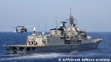 26.8.2020, Mittelmeer, A handout photo released by the Greek National Defence Ministry on August 26, 2020 shows Greek Hydra-class frigate Psara (F-454) of the Hellenic Navy and a military helicopter taking part in a military exercise in the eastern Mediterranean Sea, on August 25, 2020. - Greece said it will launch military exercises on August 25 with France, Italy and Cyprus in the eastern Mediterranean, the focus of escalating tensions between Athens and Ankara. The joint exercises south of Cyprus and the Greek island of Crete will last three days, the defence ministry said. The discovery of major gas deposits in waters surrounding Crete and Cyprus has triggered a scramble for energy riches and revived old rivalries between NATO members Greece and Turkey. (Photo by Handout / GREEK DEFENCE MINISTRY / AFP) / RESTRICTED TO EDITORIAL USE - MANDATORY CREDIT AFP PHOTO / GREEK DEFENCE MINISTRY - NO MARKETING - NO ADVERTISING CAMPAIGNS - DISTRIBUTED AS A SERVICE TO CLIENTS