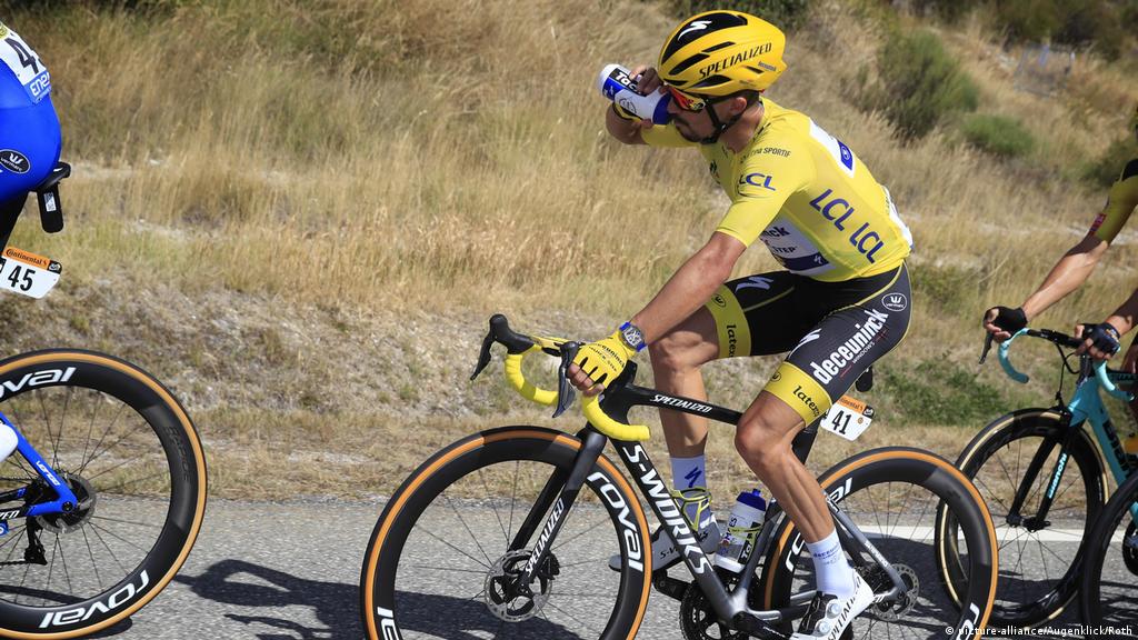 Tour De France Julian Alaphilippe Loses Yellow Jersey After Penalty On Stage 5 Sports German Football And Major International Sports News Dw 02 09 2020