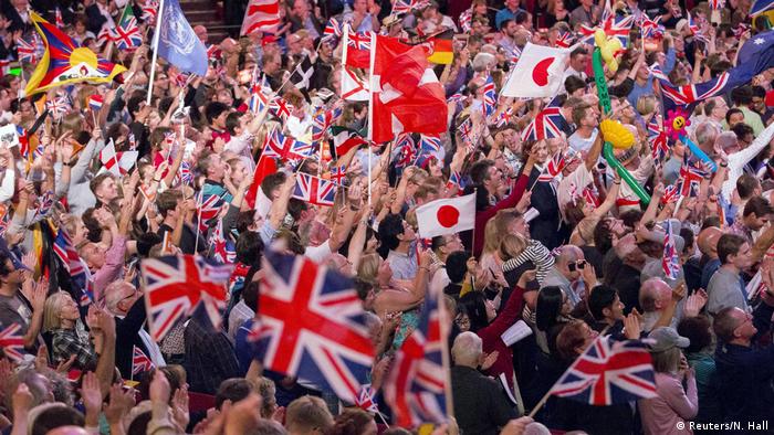 Das Finale des Proms-Festivals 2015 der BBC mit vielen Fahnen schwenkenden ausländischen Besuchern