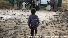 ARCHIV - 26.11.2019, Jemen, Sanaa: Ein jemenitisches Flüchtlingskind geht in einem Lager am Rande von Sanaa barfuß zur Schule. Mehr als drei Millionen durch den Bürgerkrieg vertriebene Jemeniten werden im Winter unter Hunger und Frost ums Überleben kämpfen müssen. (zu dpa: Wegen Corona droht zusätzlich fast 180 000 Kindern der Hungertod ) Foto: Mohammed Mohammed/XinHua/dpa +++ dpa-Bildfunk +++ |