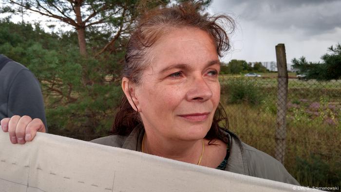 A picture showing Beatrix Hundertmark casting a skeptical look at the construction site of the new Tesla factory in Grünheide