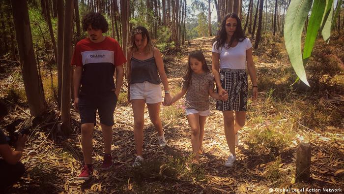 Vier Jugendaktivisten in einem Wald in Portugal 